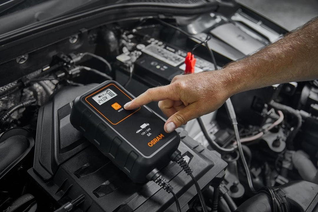 OSRAM BATTERYcharge 908, KFZ-Batteriewartungsgerät 12V & 24V, mobiles KFZ Batterieladegerät für PKW,