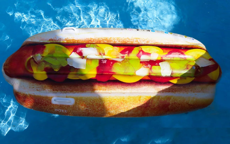 Toyland® Giant Hot Dog Aufblasbarer Poolschwimmer – 180 cm x 89 cm – Sommer Strand & Pool Lilo