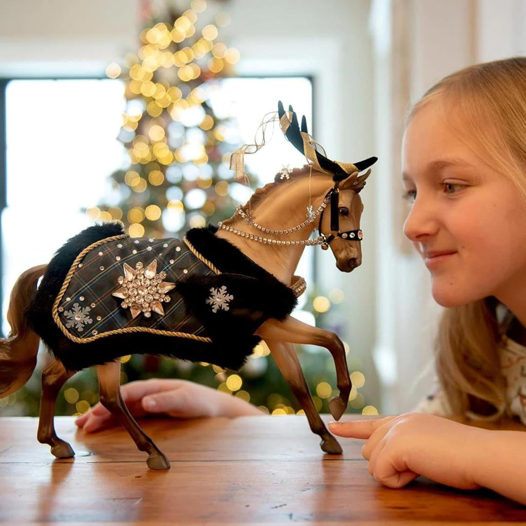 Breyer Horses 2023 Holiday Collection | Traditional Series Holiday Horse - Highlander | Modell 