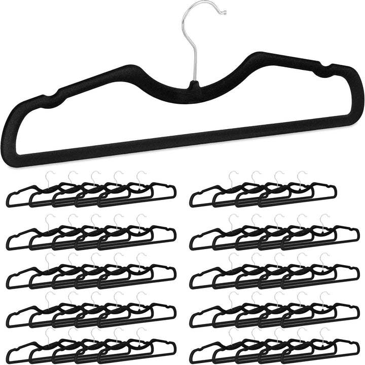 Relaxdays Kleiderbügel Samt, 50er Set, rutschfest, platzsparend, B: 42,5 cm, Hosensteg, Einkerbungen
