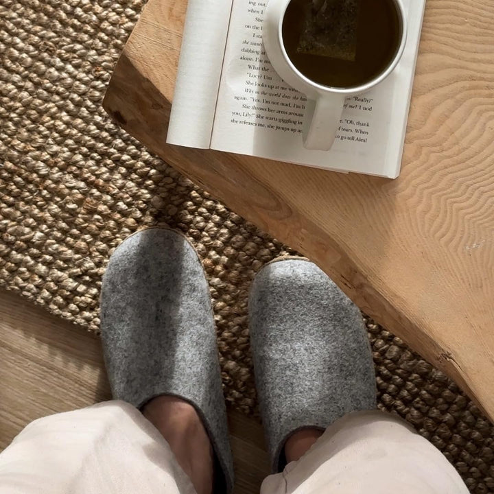 THE COZY SHEEP Filzpantoffeln mit Ledersohle | Praktische Damen &amp; Herren Hausschuhe Sommer und Winte