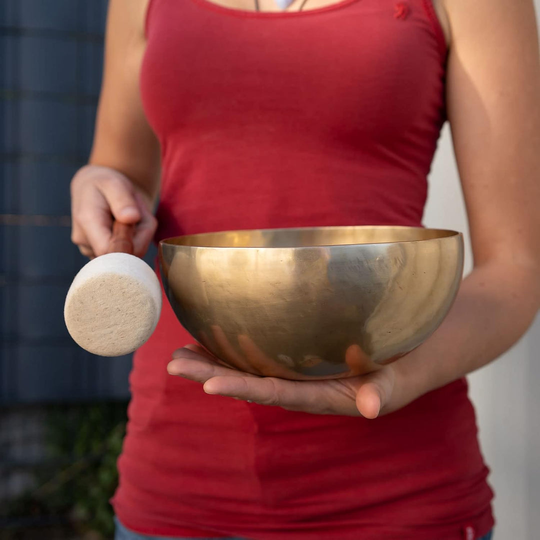 Traditionelle Klangschale für Yoga, Entspannung & Meditation I ca. 1200 g I Handgeschmiedet I Inkl.