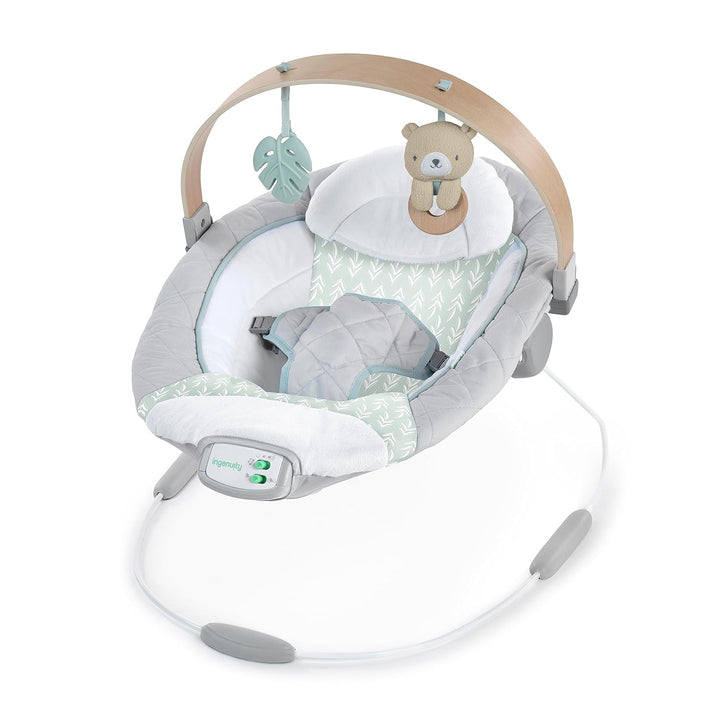 Ingenuity Cozy Spot beruhigende Babywippe mit Holzspielzeugbogen, Naturkautschuk-Spielzeug, Sicherhe