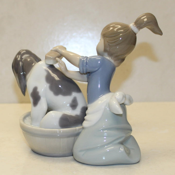 LLADRÓ Mädchen-Figur Hundebad. Mädchen. Porzellan.