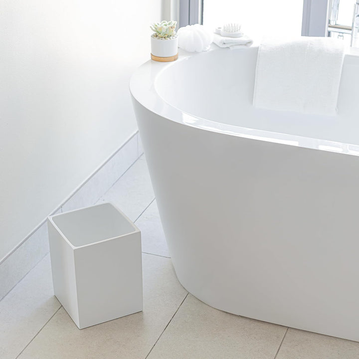 YEW DESIGN Kleiner Eckiger Mülleimer in Weiss Matt, 7,5 L / 2 Gallonen – Papierkorb für Zuhause, Bad