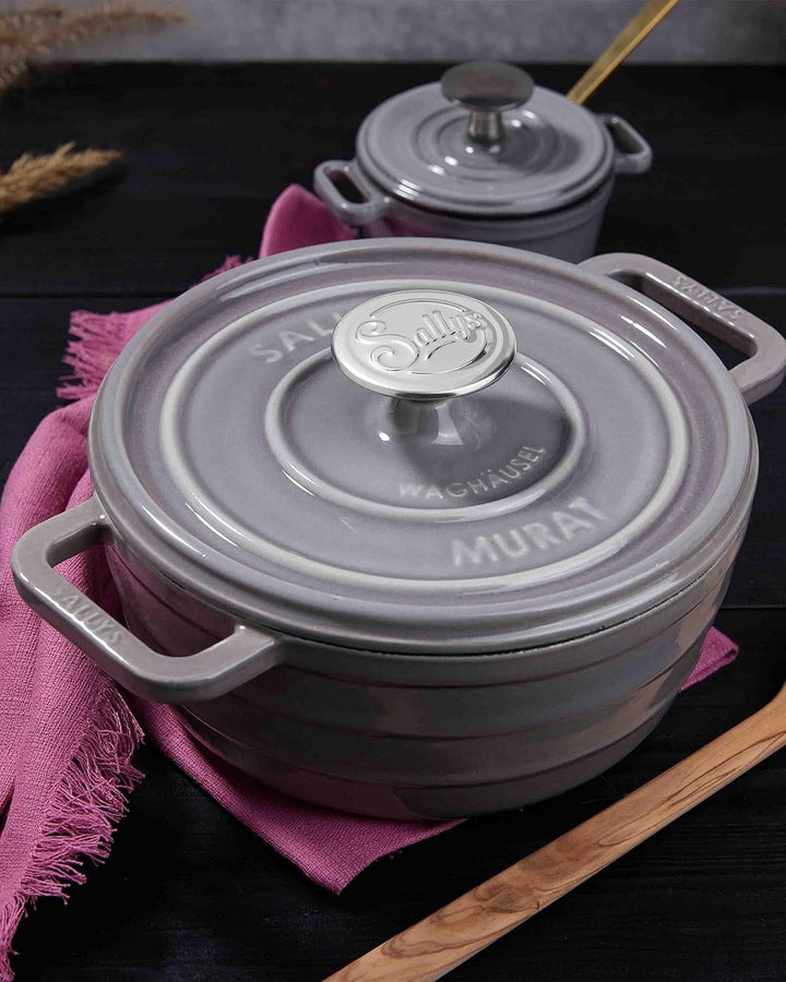 Sallys 'Murat' Gourmet Gusseisentopf inklusiv Inspirations-Kochheft mit Deckel, emaillierte Beschich