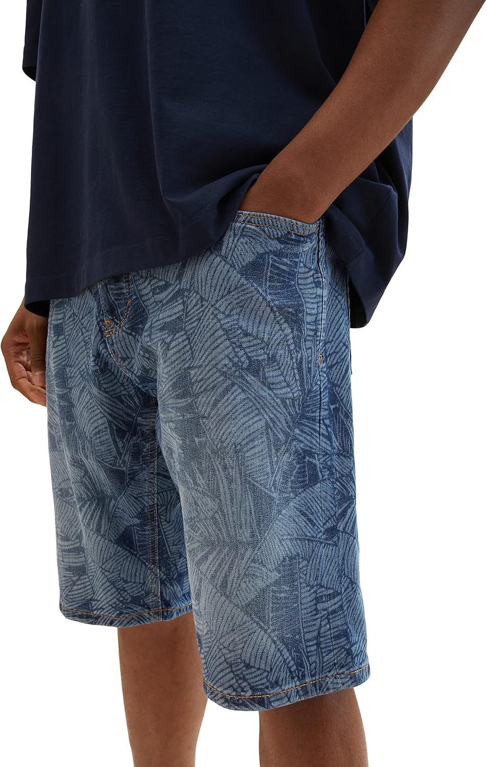 TOM TAILOR Herren Relaxed Fit Jeans Bermuda Shorts mit Palmen-Print 33 31749 - Dark Banana Leaf Laze