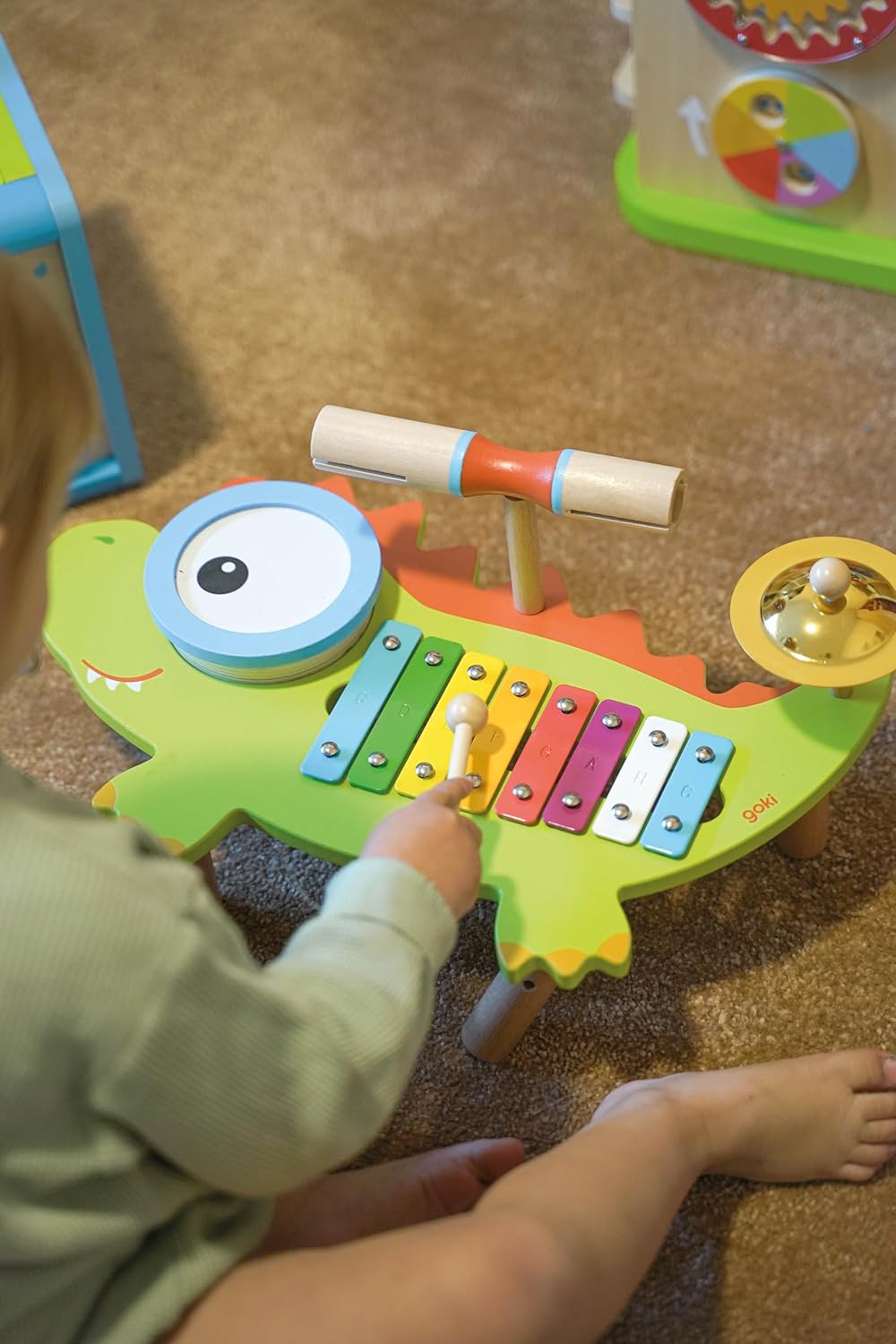 goki 61854 - Musikstation Krokodil aus Holz und Metall, Bunte Instrumente wie Xylophone und Becken,