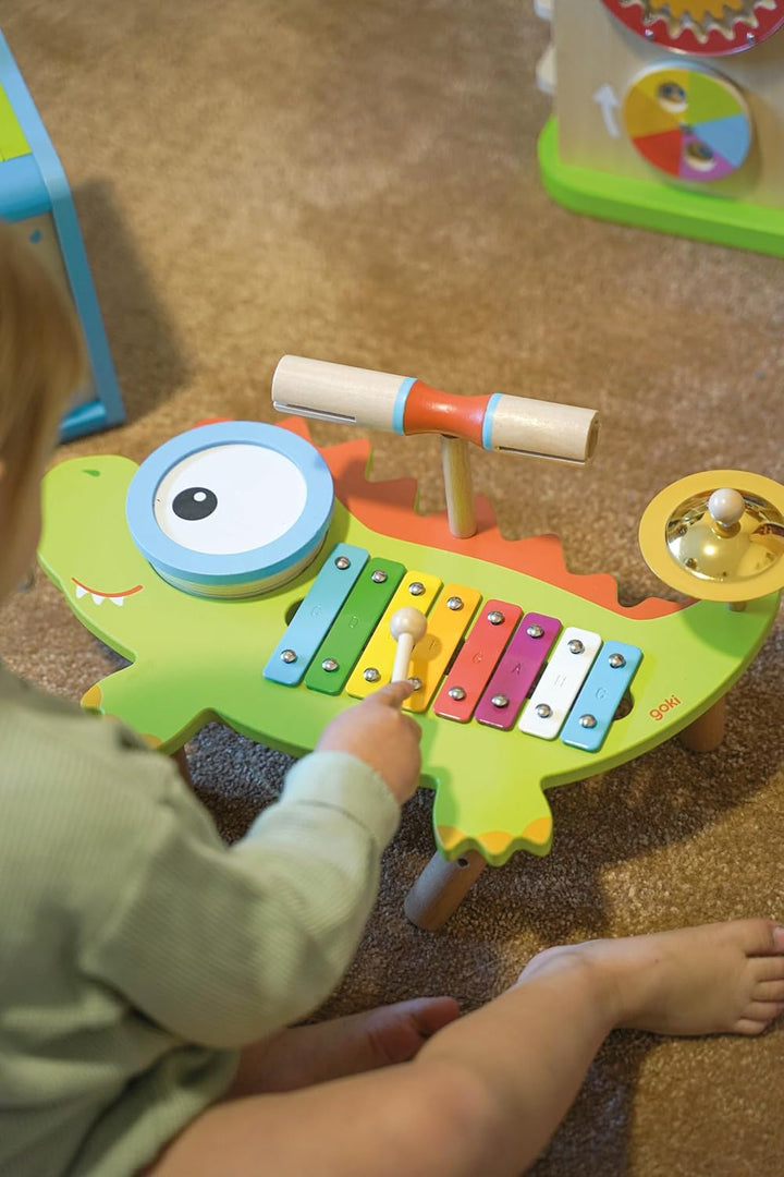 goki 61854 - Musikstation Krokodil aus Holz und Metall, Bunte Instrumente wie Xylophone und Becken,