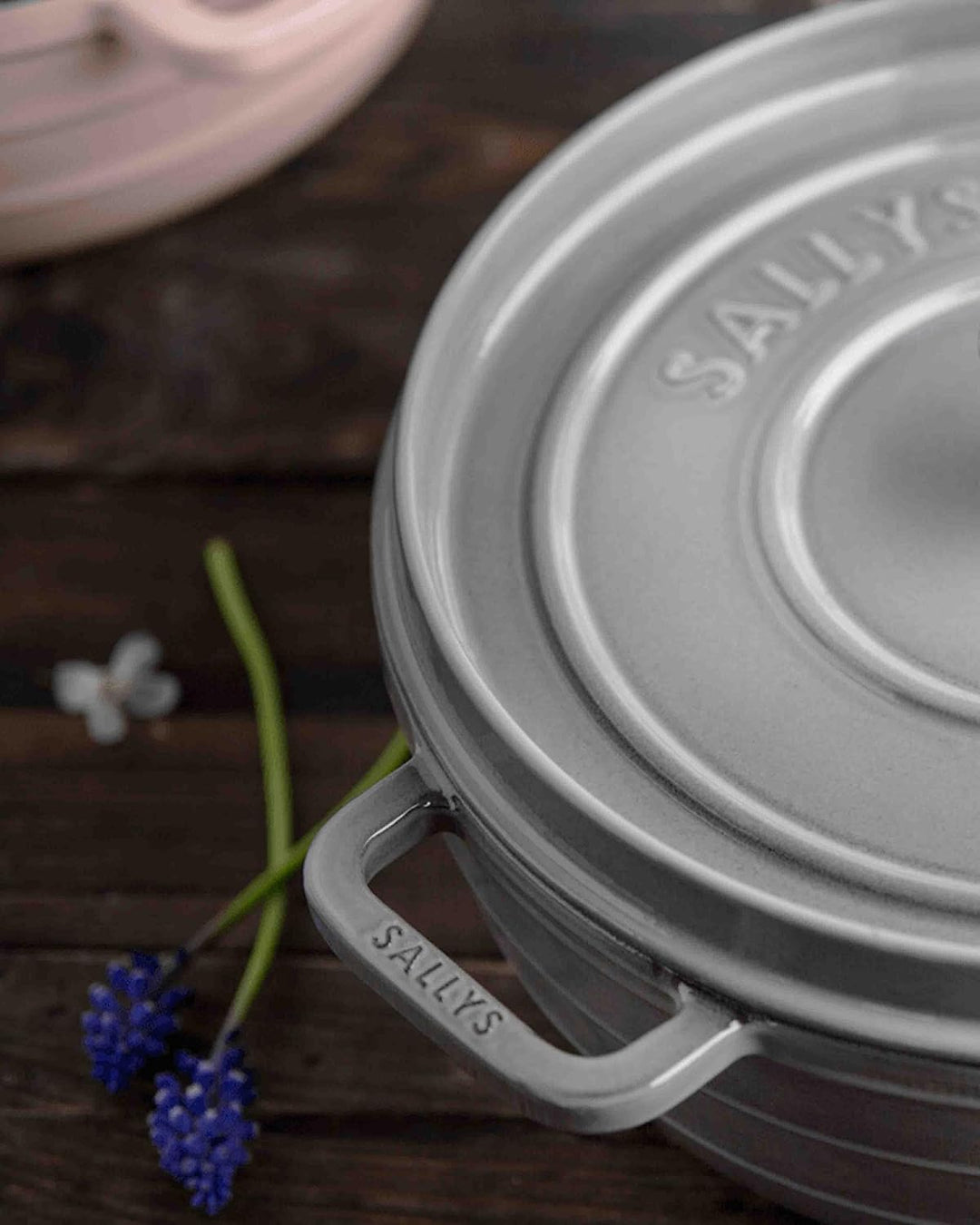 Sallys 'Ela' Deluxe Gusseisentopf - Robustes und Hochwertiges Kochjuwel für Perfektes Garen (Smokey