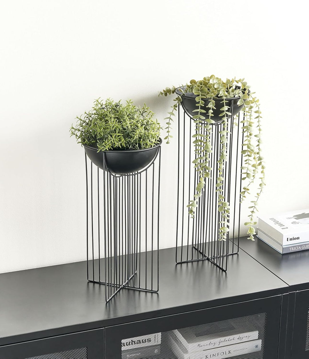 Beliani Pflanzenständer 2er Set Metall schwarz rund ⌀ 22 cm für Innen u. Aussen Ficaria