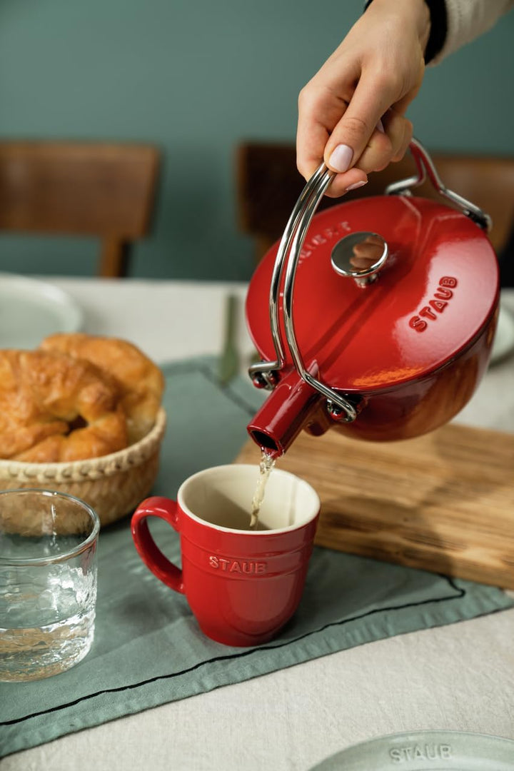 STAUB Teekanne/Wasserkessel, rund 16,5 cm, 1,15 L mit mattschwarzer Emaillierung Im Inneren des Kess