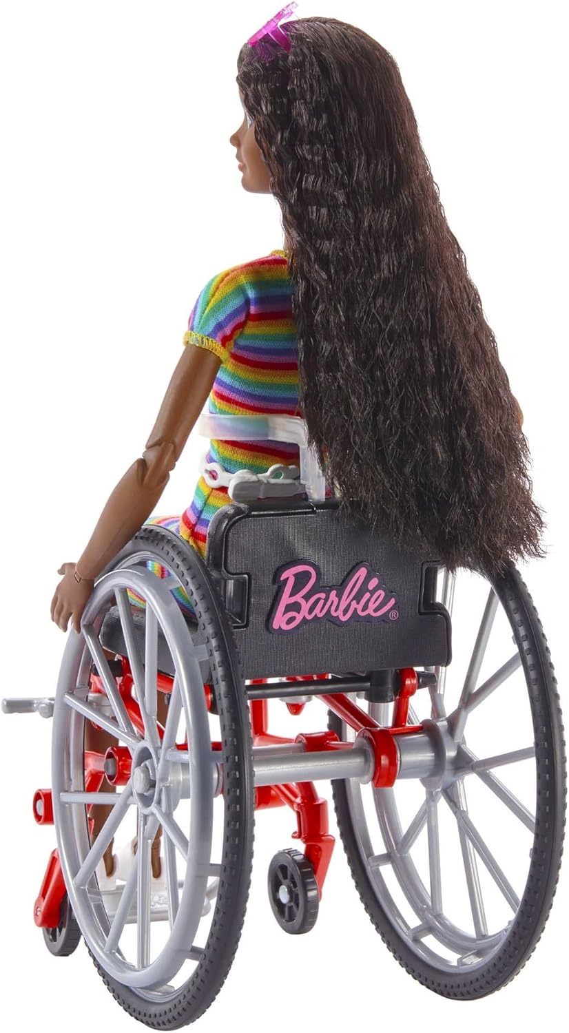 Barbie GRB94 - Fashionistas Puppe mit Rollstuhl und gekräuselten braunen Haaren, Kleid mit Regenboge