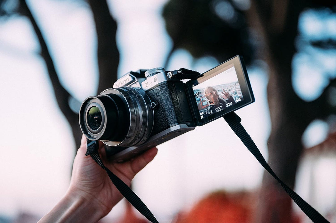 Nikon Z fc Kit Z DX 18-140mm 1:3.5-6.3 VR (20.9 MP, OLED-Sucher mit 2.36 Millionen Bildpunkten, 11 B