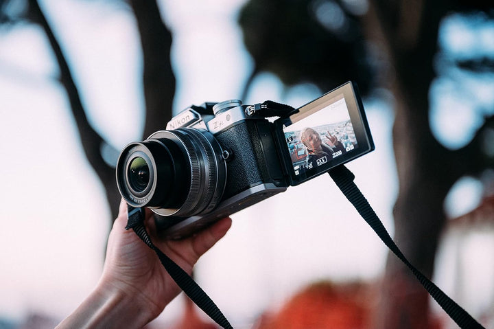 Nikon Z fc Kit Z DX 18-140mm 1:3.5-6.3 VR (20.9 MP, OLED-Sucher mit 2.36 Millionen Bildpunkten, 11 B