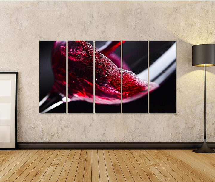 islandburner Bild auf Leinwand Rotwein Im Weinglas Auf Schwarzem Hintergrund Für Küche Bilder Wandbi