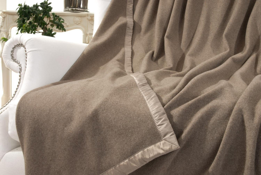 Wohnen & Accessoires GmbH & Co. KG Kaschmirdecke, Wolldecke aus 100% Kaschmir Amalfi grau-braun 150x