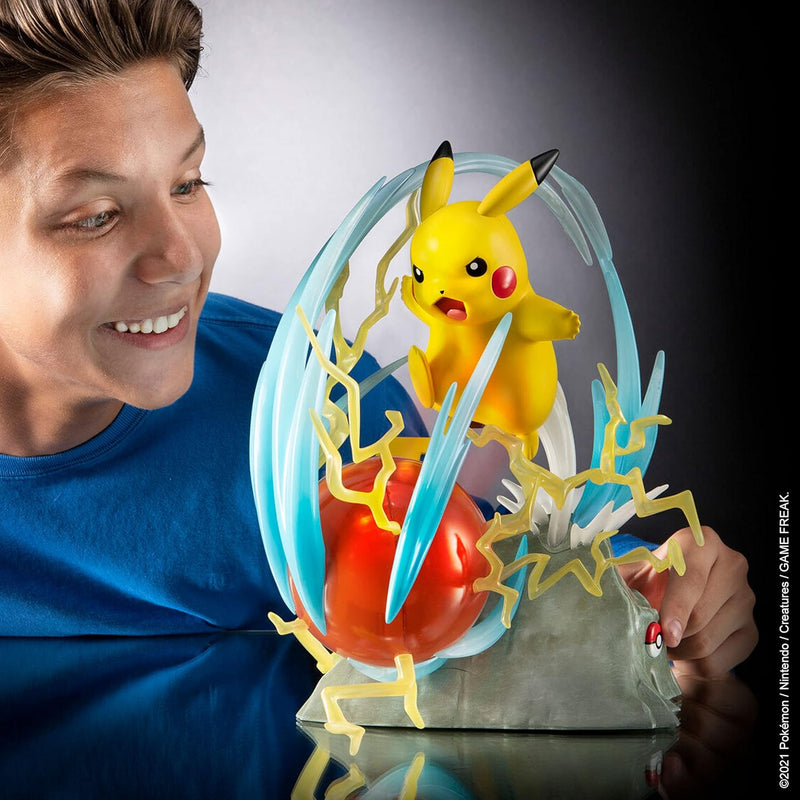 Pokémon PKW2370 - Deluxe Statue - Pikachu, offizielle Pokémon Sammlerstatue, 33cm