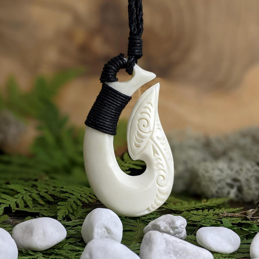 81stgeneration Anhänger Halskette Graviert Koru Maori Handgeschnitzter Knochen für Damen und Herren
