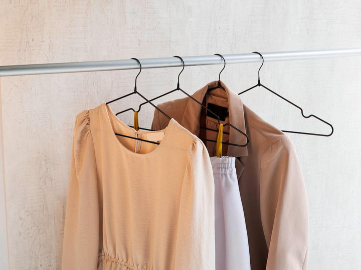 WENKO Kleiderbügel Sascha Schwarz, 20er Set, Garderobenbügel mit Non-Slip Beschichtung, verchromtes