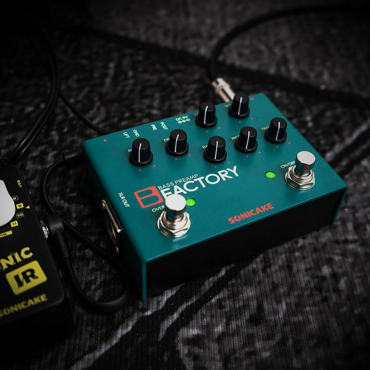 SONICAKE Bass Pedal mit Overdrive Analog Preamp Compression Effektpedal 3-Band EQ XLR Output B Facto