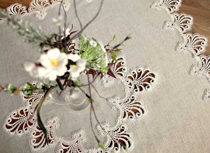 Plauener Spitze by Modespitze 3086L_11_90902 Tischdecke Nizza L, Grösse 90 x 90 cm, rechteckig mit M