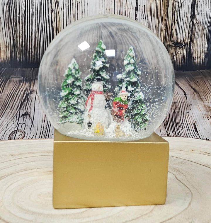 Weihnachts-Schneekugel Winterstimmung | Schneemann Steht mit Kind auf Schlitten | Sockel Farbe Gold