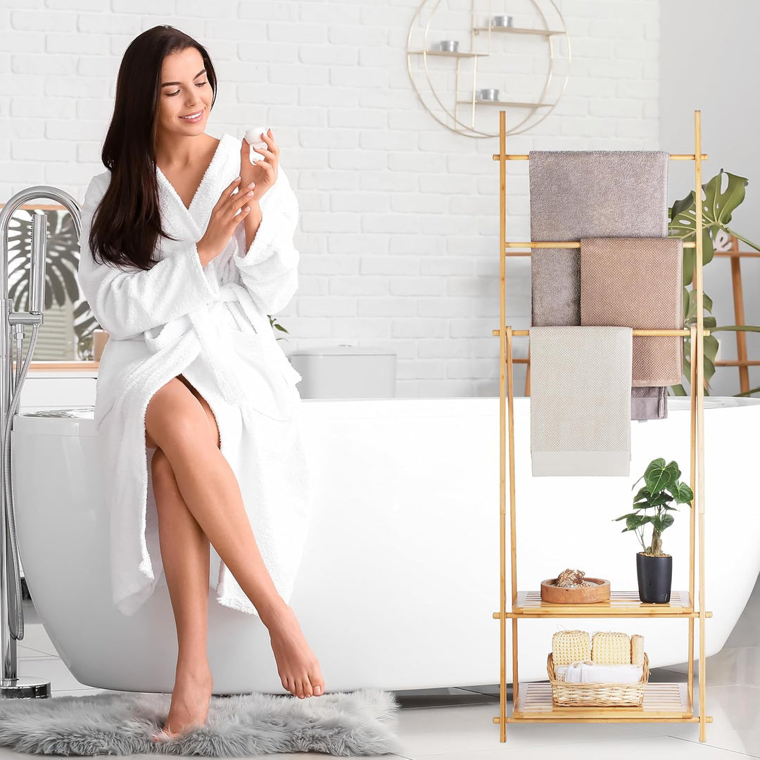 Relaxdays Handtuchständer Bambus, 3 Stangen, 2 Ablagen, HBT: 153 x 53,5 x 30 cm, freistehend, Duscht