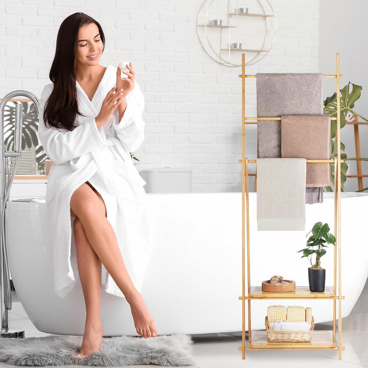 Relaxdays Handtuchständer Bambus, 3 Stangen, 2 Ablagen, HBT: 153 x 53,5 x 30 cm, freistehend, Duscht