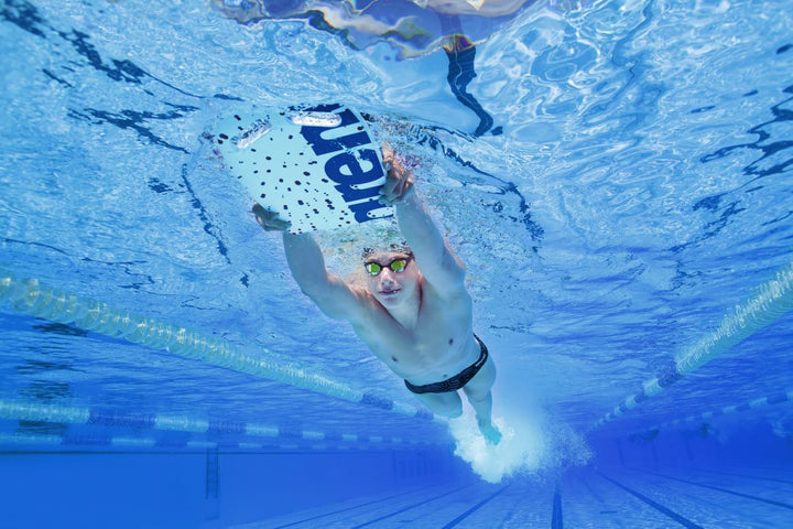arena Kickboard Swim Board, Schwimmbad-Trainingszubehör, Schwimmbrett mit Vorgeformten Öffnungen, Me