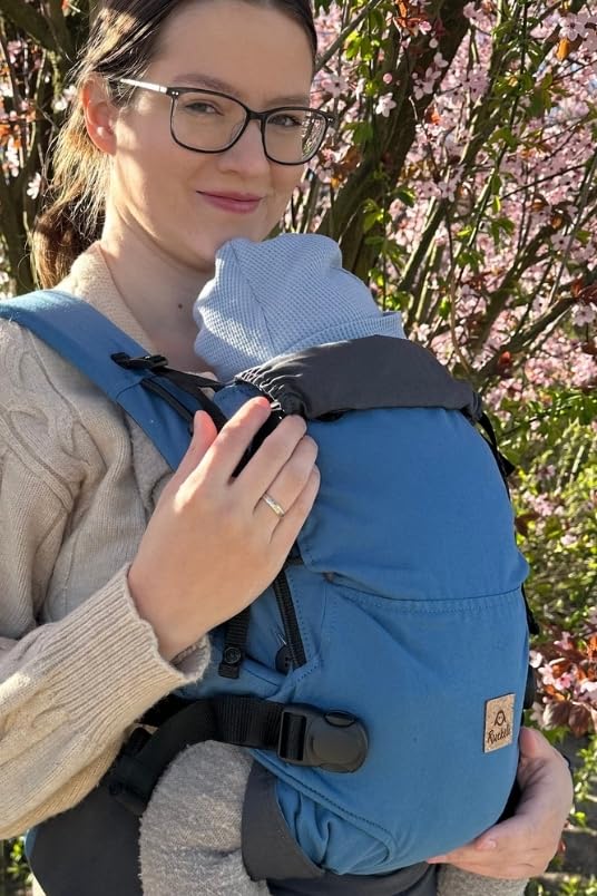Ruckeli NEO Babytrage, Farbe: Blue Hour – Mit innovativen Magnet-Schnallen & integriertem Hüftsitz –