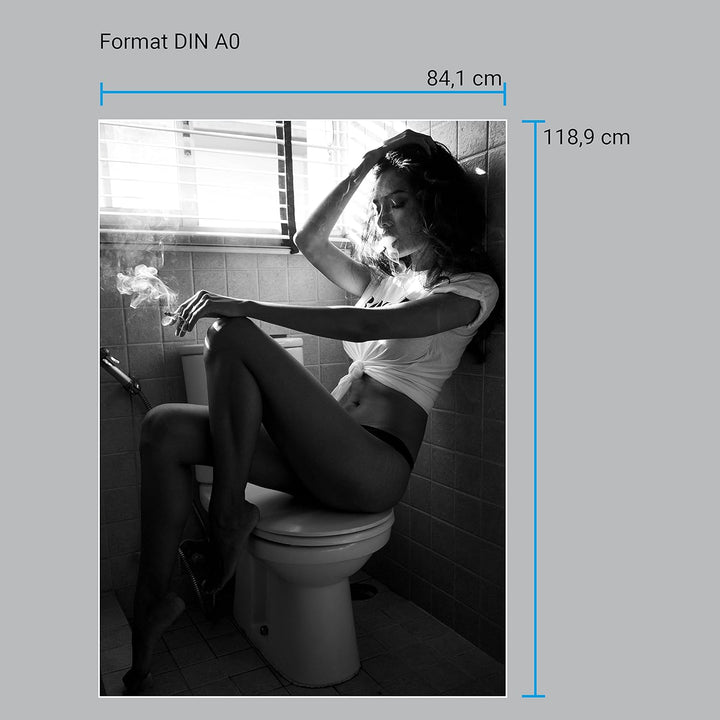 wandmotiv24 Poster als Wanddeko, Grösse Din A0, Model rauchend im Bad, Frau, Fotografie, Schwarz Wei