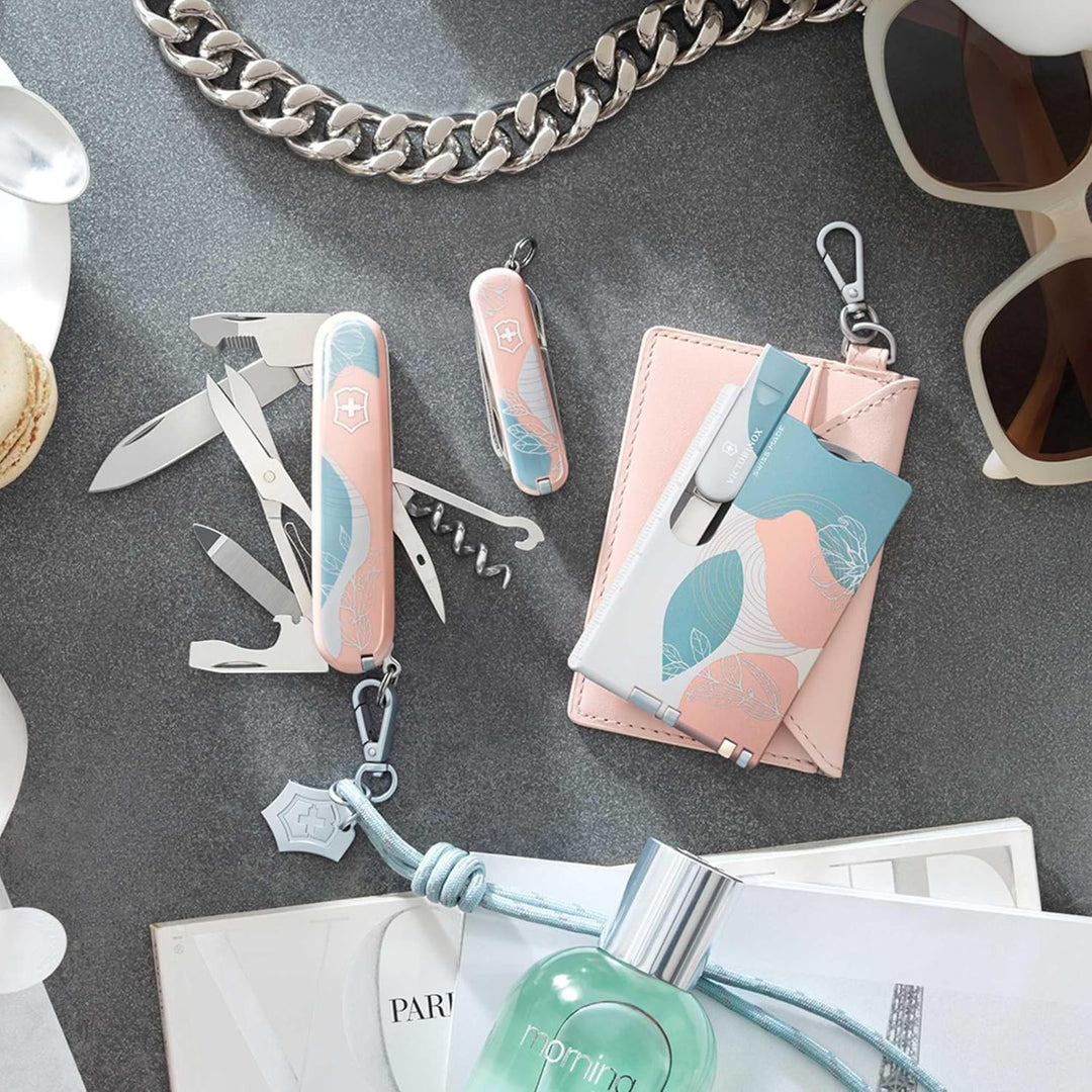 VICTORINOX Taschenmesser Classic SD, 7 Funktionen, Swiss Made, Multitool für Frauen, Schlüsselanhäng
