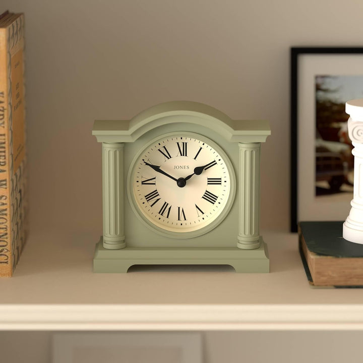 JONES CLOCKS® Kensington Kaminuhr | Klassische Uhr mit gewölbtem Oberteil | Salbeigrün | Stilvoll &