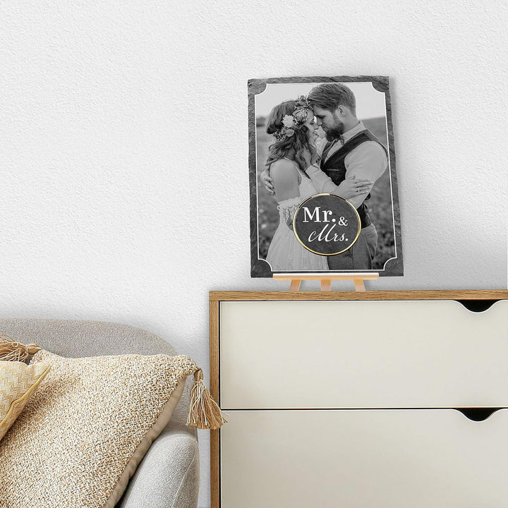 wandmotiv24 Schiefertafel Hochzeit Mr. & Mrs. mit Staffelei, Personalisierbar Digitaldruck Schwarzwe