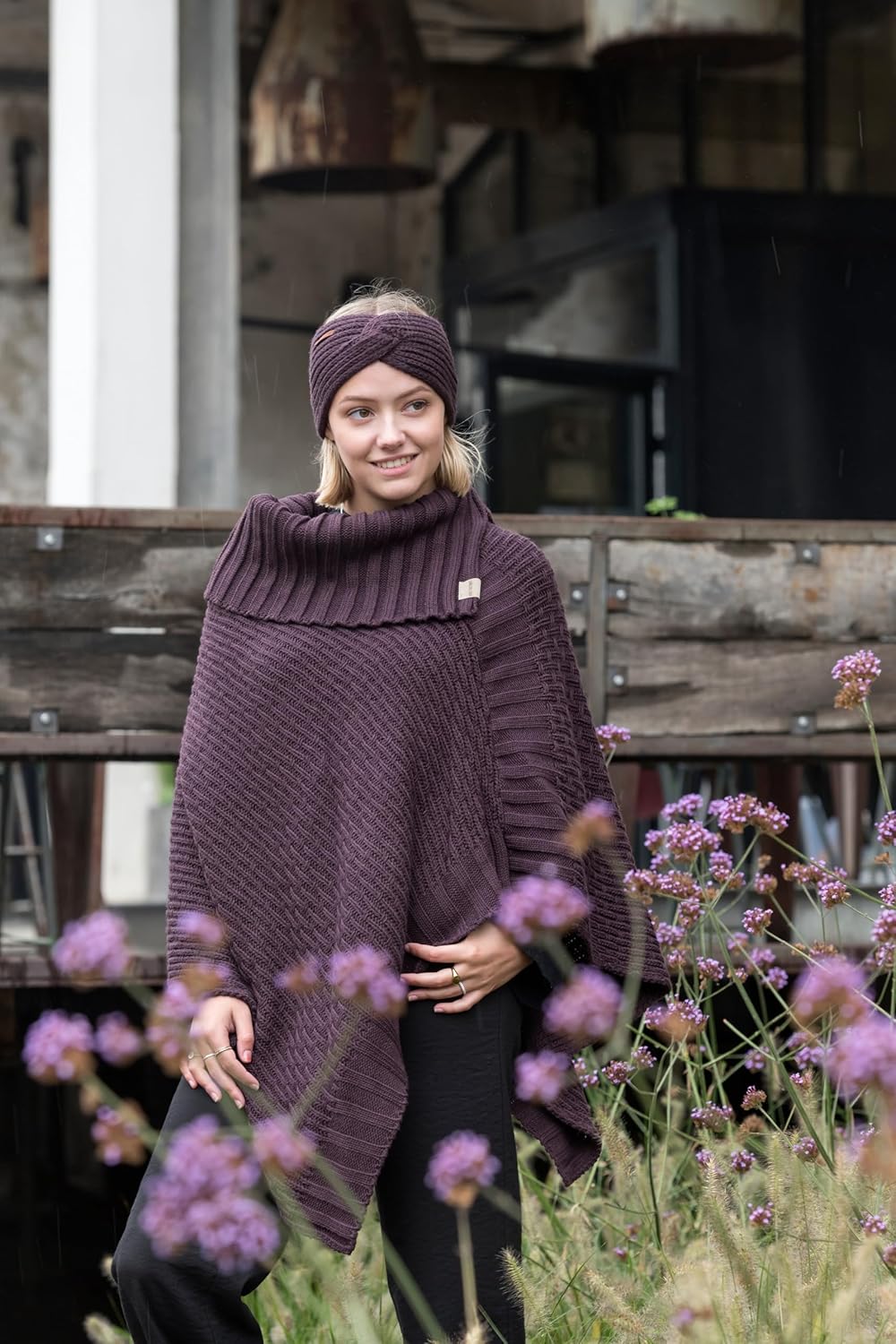 KNIT FACTORY - Nicky Gestrickter Poncho - Damen Strickponcho mit Kragen - Mit Wolle - Hochwertige Qu