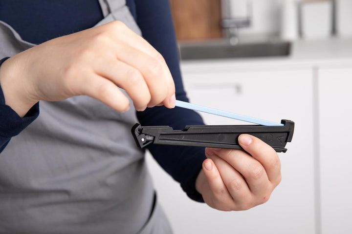 ZWILLING V-Edge, V-förmiger Messerschärfer mit Keramikschleifsteinen, geeignet für europäische und j