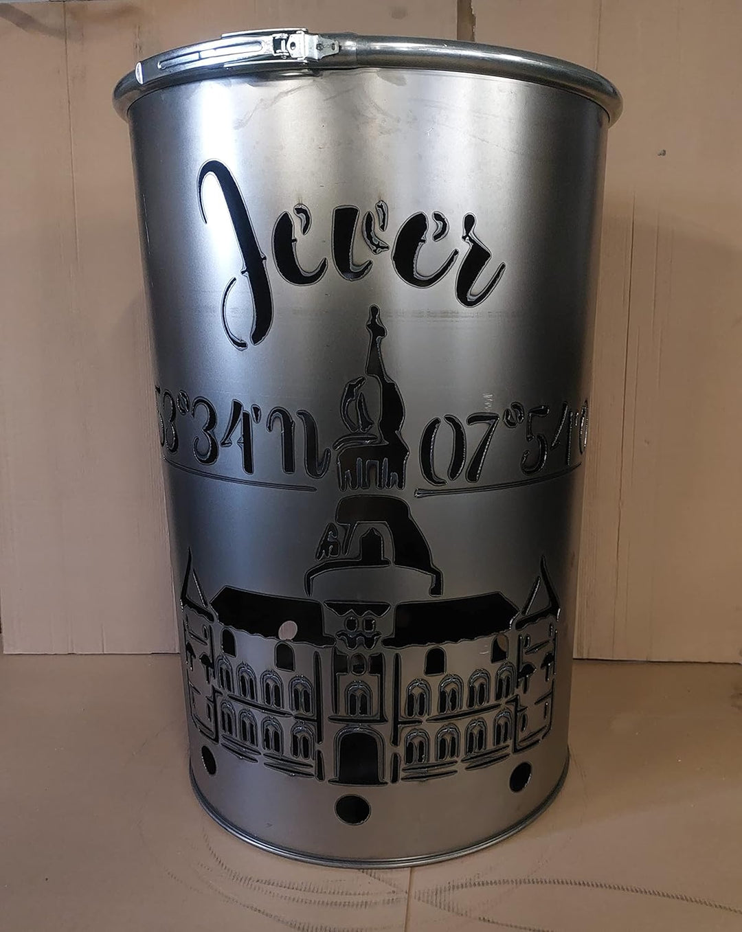 Feuertonne mit - Jever - Motiv - Gefertigt aus neuem Ölfass - Besondere Feuerstelle für Garten und T