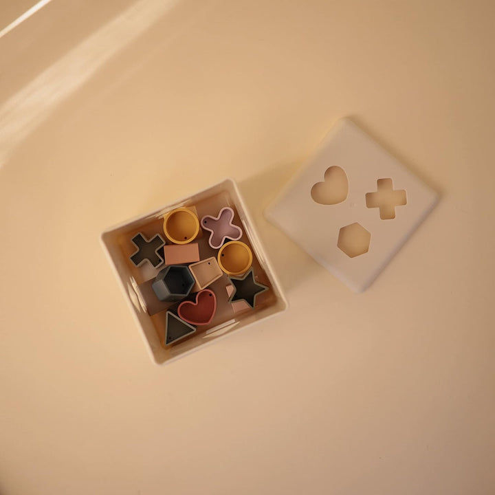 Mushie Shape Sortierbox | 12 Formen Sortierspielzeug | Buntes Sortierspielzeug für Kinder | Geeignet
