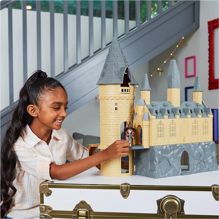 Spin Master Wizarding World Harry Potter - Schloss Hogwarts Spielset mit Licht und Sound sowie exklu