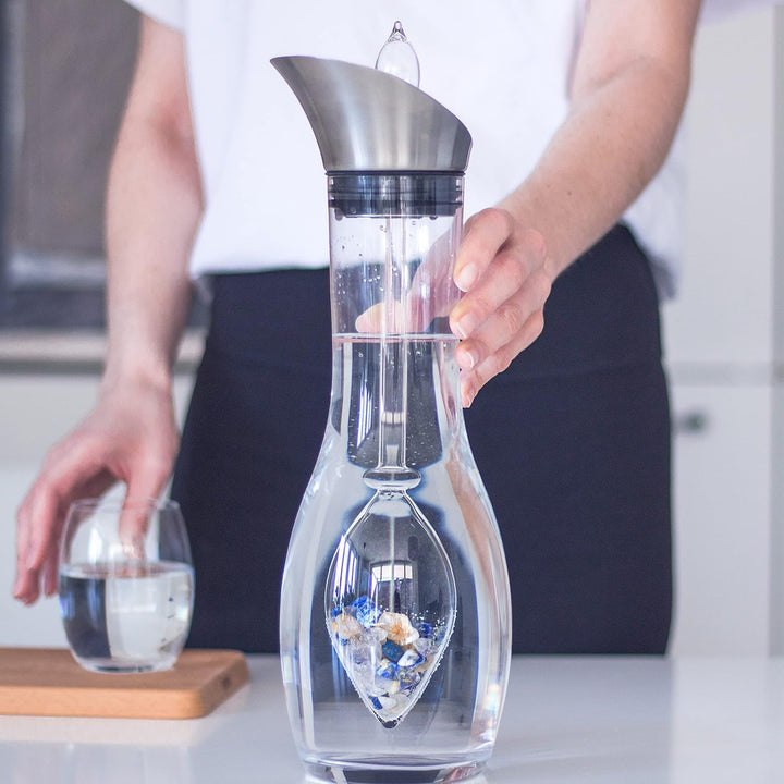 VitaJuwel Inspiration Edelsteinwasserset für Zuhause (Karaffe Era & Phiole) mit Lapislazuli & Rutilq