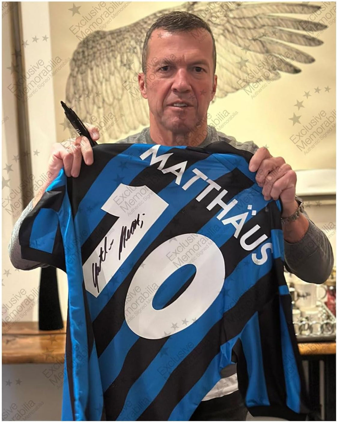 Signiertes Inter Mailand-Trikot von Lothar Matthäus. Hochwertiger Rahmen