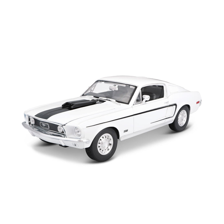 Maisto Ford Mustang GT Cobra Jet: Modellauto mit Federung, Massstab 1:18, Türen und Motorhaube beweg