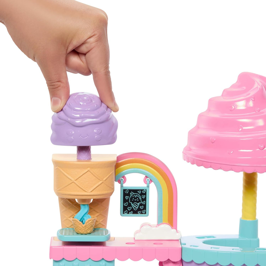 Barbie Chelsea Eisstand-Spielset mit Chelsea-Puppe, „Eismasse“ in 2 Farben und Zubehör, JMJ42