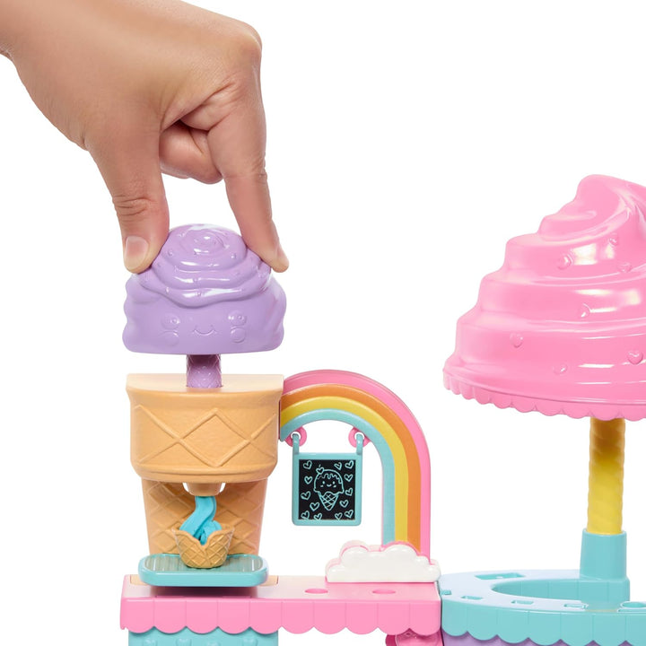 Barbie Chelsea Eisstand-Spielset mit Chelsea-Puppe, „Eismasse“ in 2 Farben und Zubehör, JMJ42