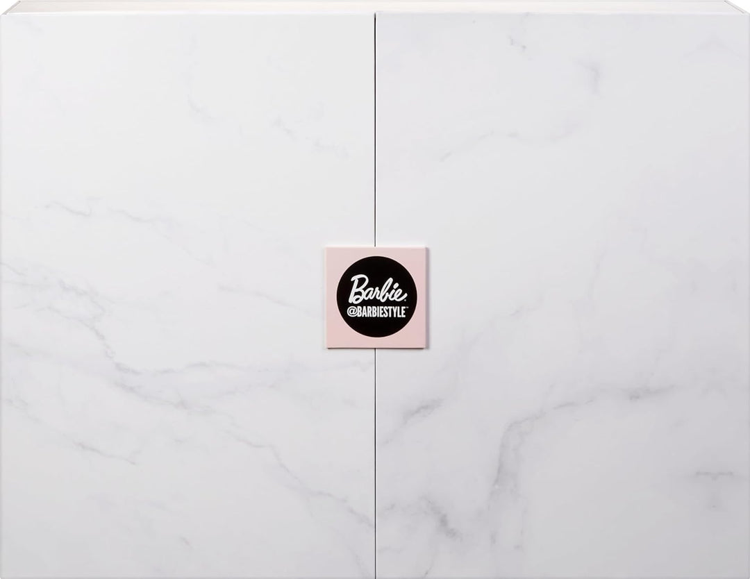 BARBIE Made to Move Puppe - Zweierpack Barbie und Ken mit luxuriöser Bademode und Accessoires, Puppe