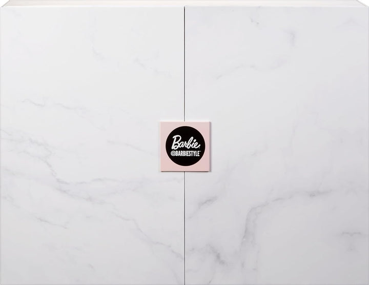 BARBIE Made to Move Puppe - Zweierpack Barbie und Ken mit luxuriöser Bademode und Accessoires, Puppe