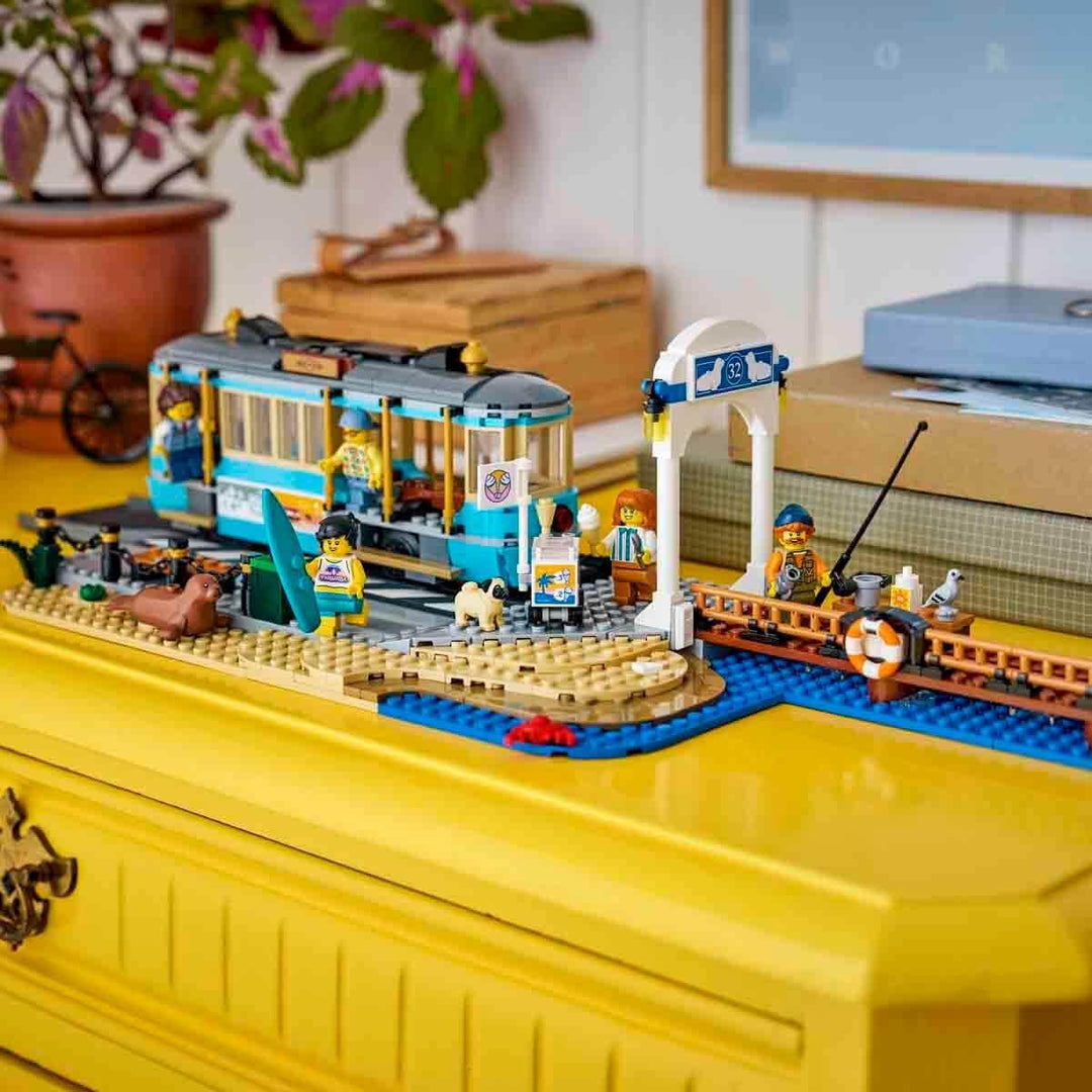 LEGO City Klassische Strandstrassenbahn Spielzeug - Modellbau mit Schienenstrecke, Strassenszene, 5