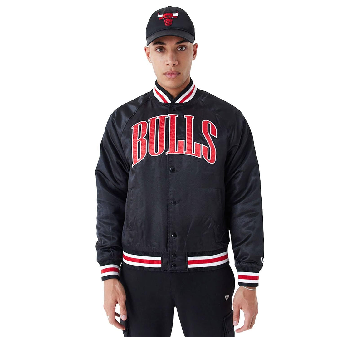 New Era NBA Applique Satin Chicago Bulls Jacke Bomberjacke schwarz, M