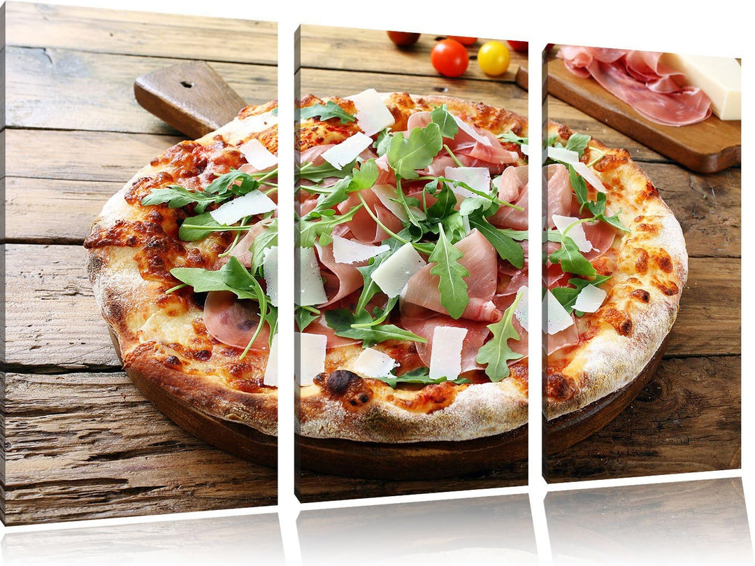 Pixxprint Prosciutto Pizza mit Rucola und Parmesan auf rustikalem Holztisch 3-Teiler Leinwandbild 12